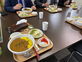 何やら楽しそうな昼食