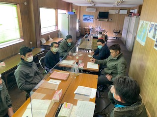 面会中の容疑者みたいだな
