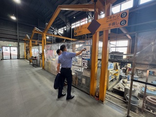 「岩鋳」さん 建物の南側は作業場 「岩鋳」さん 建物の南側は作業場