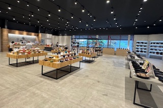 「岩鋳」さん 建物の北側が店舗 「岩鋳」さん 建物の北側が店舗